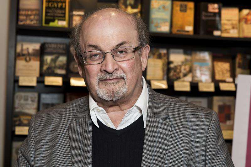 Salman Rushdie, quien fue condenado a muerte por el ayatollah Jomeini en la Irán de la segunda mitad del Siglo XX por su libro Los versos satánicos.  / Cortesía