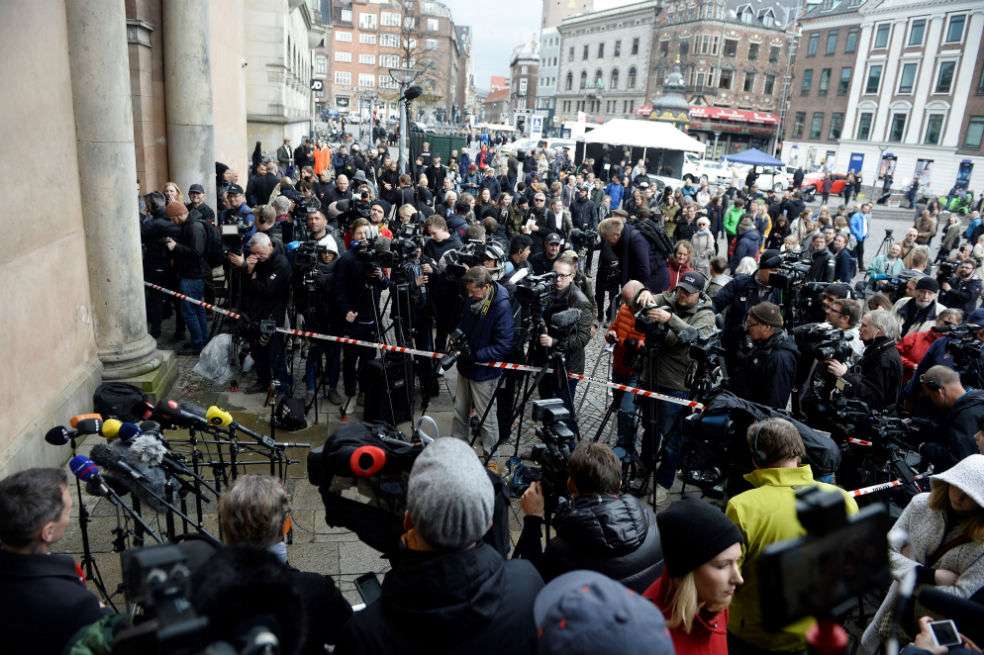 Medios de comunicación a las puertas de los juzgados tras conocer el veredicto contra el danés Peter Madsen por la muerte y descuartizamiento de la periodista sueca Kim Wall , en un tribunal de Copenhague, Dinamarca / EFE