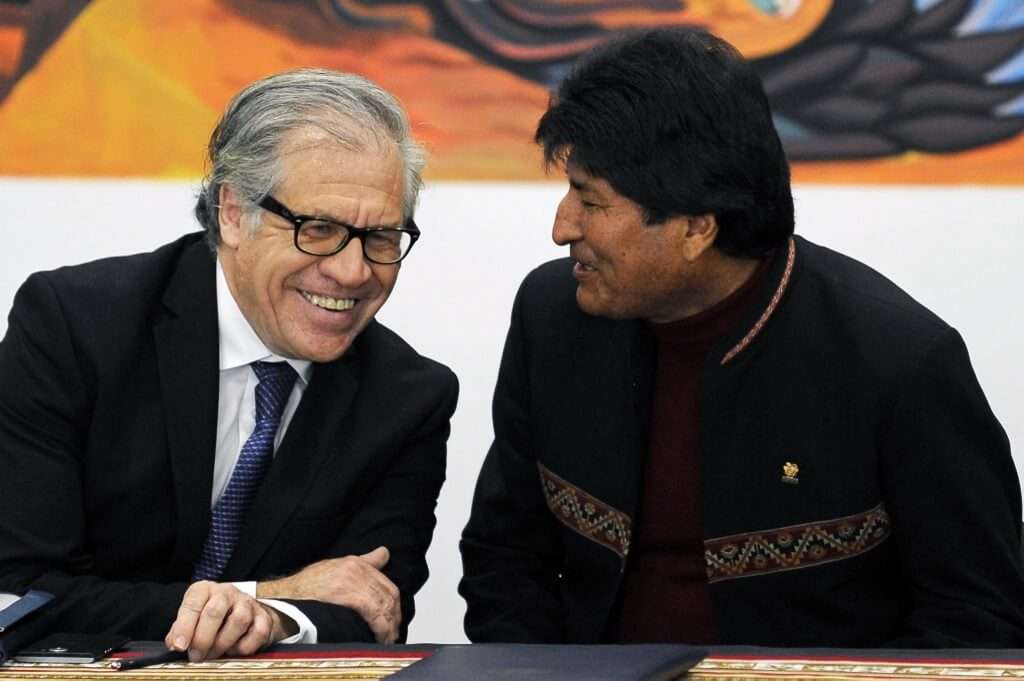 Luis Almagro, secretario general de la OEA, y Evo Morales, presidente de Bolivia. / AFP