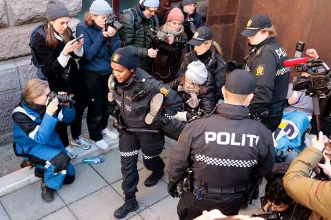 En fotos, así desalojó la Policía a Greta Thunberg de una protesta en Noruega