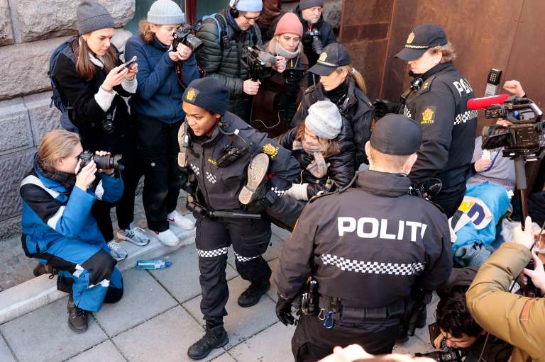 Los manifestantes perseguían "cerrar el Estado" como protesta por la continua actividad de turbinas eólicas en la región de Fosen, más de un año después de que la Corte Suprema noruega se pronunciara contra estos parques.
Según el tribunal, este proyecto viola el derecho de las familias sami a practicar la cría de renos. Los samis son una minoría indígena de unas 100.000 personas que viven entre Noruega, Suecia, Finlandia y Rusia.
La protesta comenzó el jueves pasado cuando un grupo de samis vestidos con el traje tradicional azul y rojo ocuparon la entrada del Ministerio de Petróleo y Energía.
Los activistas fueron desalojados en la noche del domingo, pero volvieron durante la semana, extendiendo la toma a más edificios del gobierno.