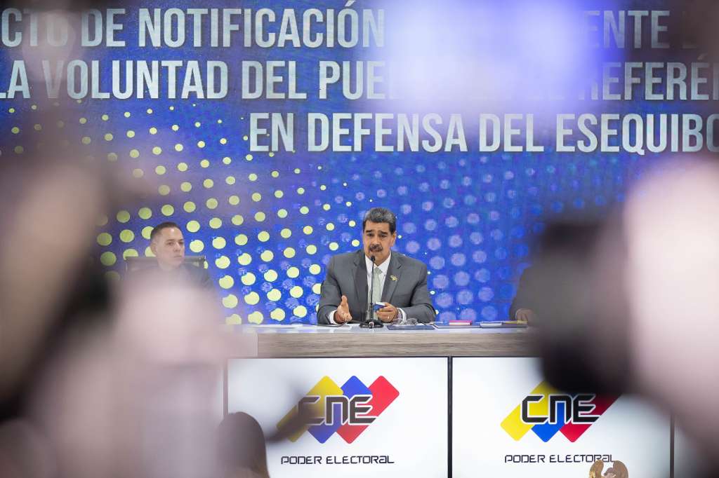 AME2030. CARACAS (VENEZUELA), 04/12/2023.- El presidente de Venezuela, Nicolás Maduro, habla durante un acto en el Consejo Nacional Electoral (CNE) hoy, en Caracas (Venezuela). Maduro aseguró este lunes tener "un plan" para "recuperar los derechos históricos" que -afirmó- tiene su país sobre el Esequibo, un territorio de casi 160.000 kilómetros cuadrados en disputa con Guyana, aunque no dio ningún detalle sobre la estrategia para lograr este objetivo. EFE/ Rayner Peña R.