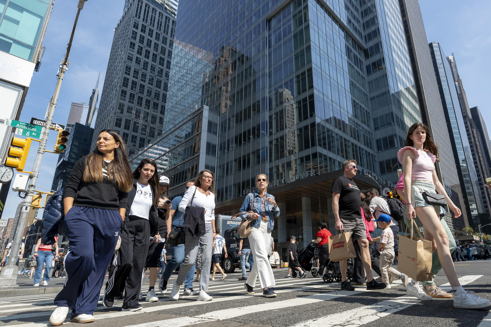 AME4895. NUEVA YORK (ESTADOS UNIDOS), 04/05/2025.- Personas caminan por la avenida 42 de Manhattan este sábado, en Nueva York (Estados Unidos). El turismo internacional en EE.UU. no escapa al "efecto Trump", pero a pesar de algunos datos que indican un descenso, los viajes al país norteamericano parecen mantenerse por ahora, a excepción del mercado canadiense que ha optado por el boicot. EFE/ Ángel Colmenares

