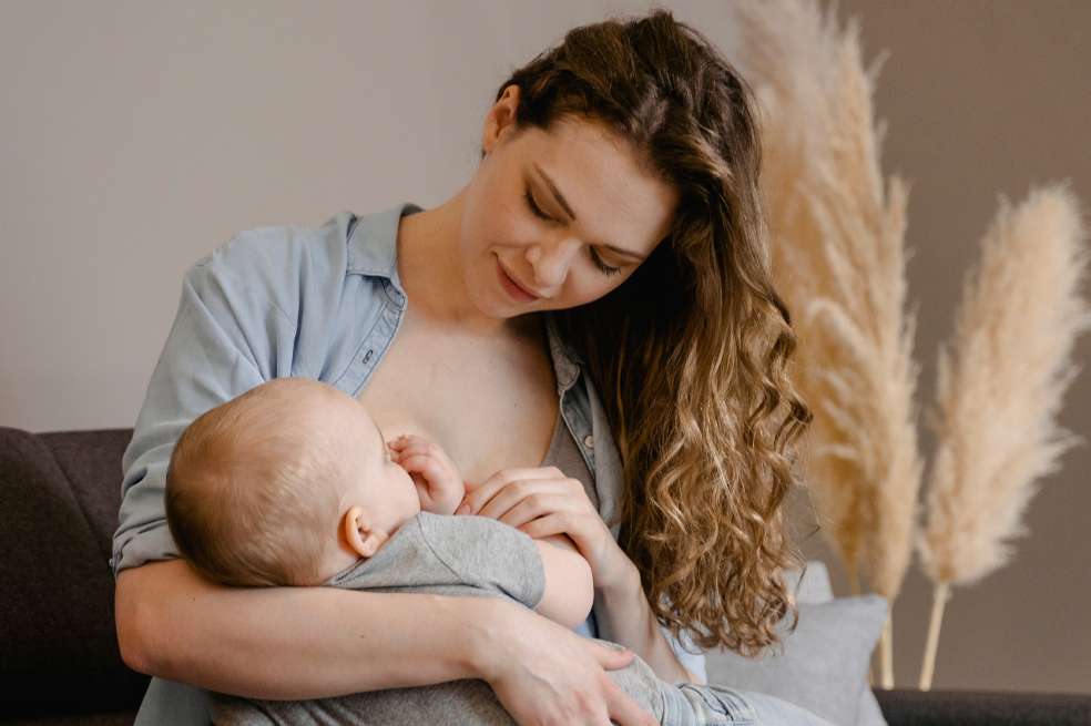 Estos son algunas de las ventajas que tiene la lactancia materna en la salud de tu bebé, al recibir leche materna a lo largo del primer año.