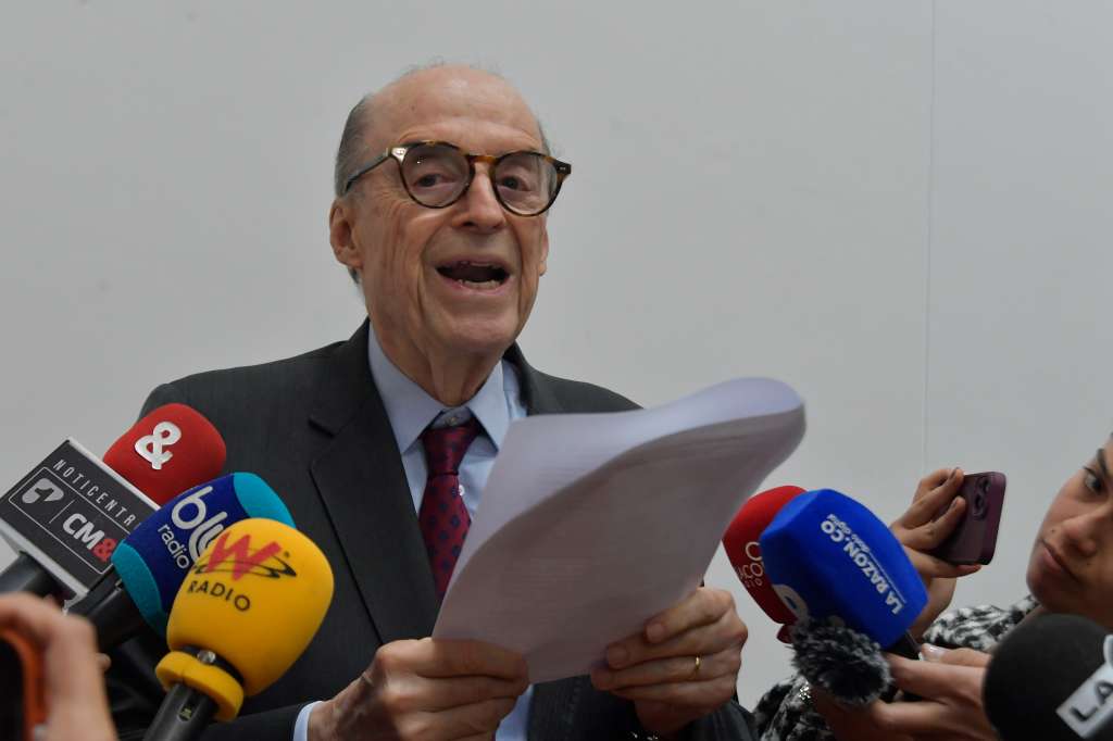 Excanciller quien a sus 82 años, fue sancionado por la procuraduría con una inhabilidad para ejercer cargos públicos por 10 años al declarar desierto el contrato de pasaportes de 2023.