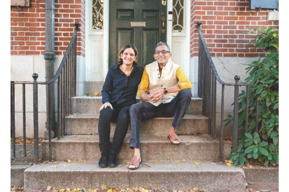 Esther Duflo y Abhijit Banerjee, profesores del Instituto Tecnológico de Massachusetts (MIT) ganaron, junto al profesor de Harvard, Michael Kremer, el Nobel de Economía en el 2019. / AFP