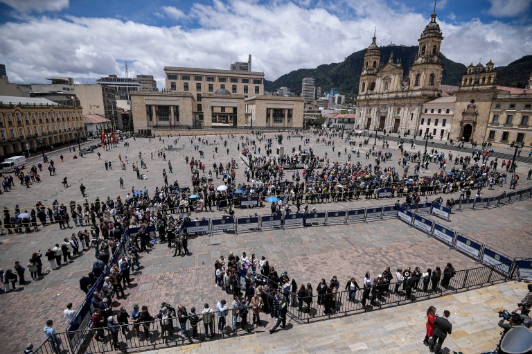 La Plaza de Bolívar presenció a la ciudadanía que llegó al centro a homenajear al fallecido Miguel Uribe Turbay.