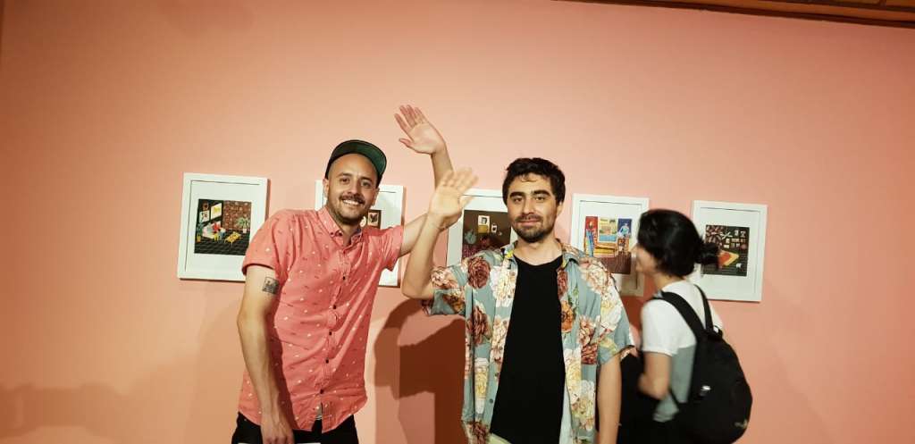Sebastián Portilla, a la izquierda, baterista de Arrabalero, y Daniel Medina, guitarrista de Montaña, en una de las pausas de la gira que ha llevado a las dos bandas por ciudades del centro del país. / Cortesía