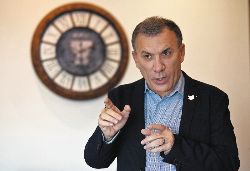 “Lo que no informó el ministro durante un año se lo estoy contando yo, al país, desde el día en que hicimos el debate”, dice Roy Barreras. 