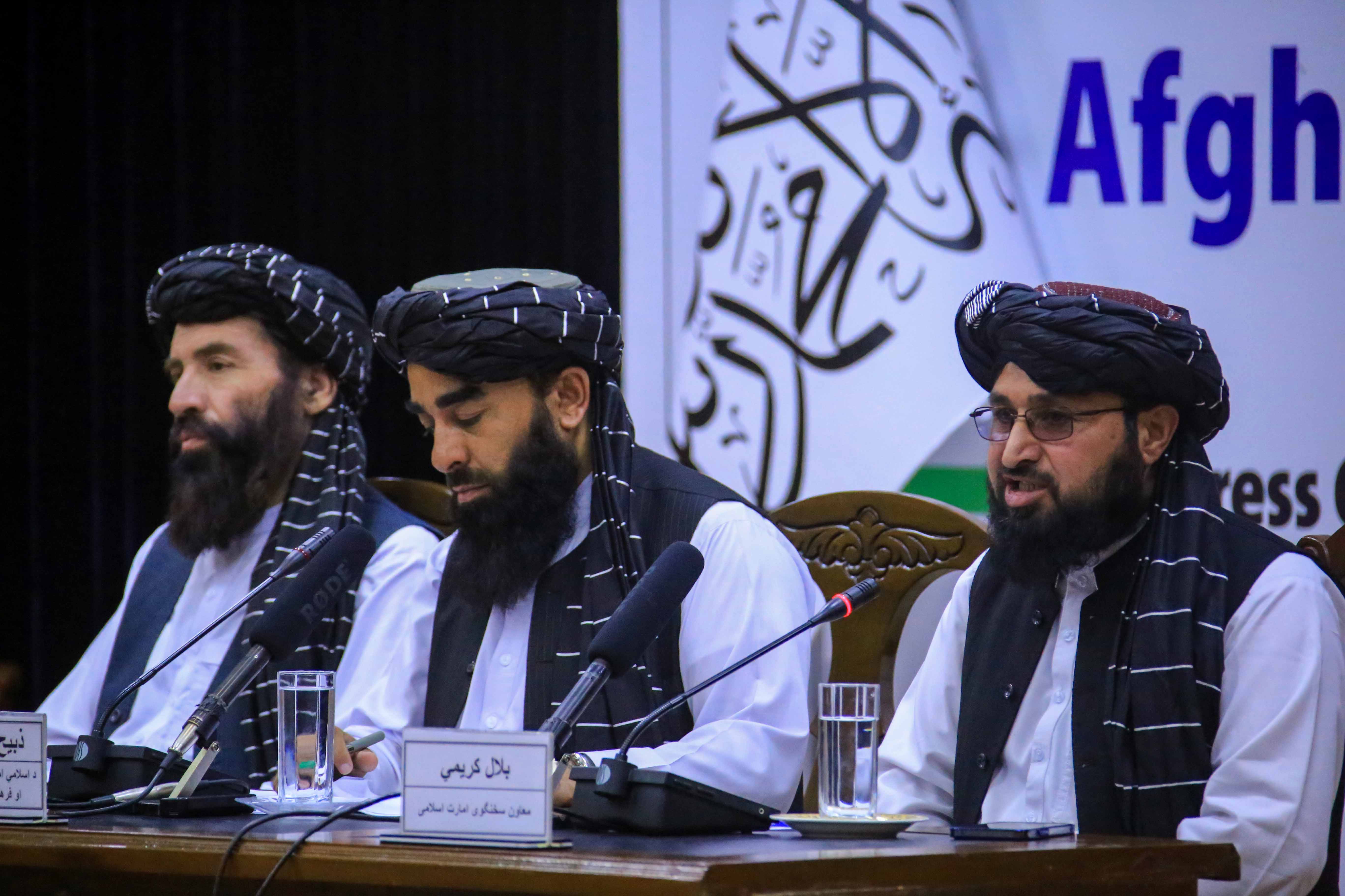 Kabul (Afghanistan), 30/06/2022.- Zabiullah Mujahid (C) and Bilal Karemi (R), Taliban spokesmen talk with journalists as they brief them about Loya Jirga (Grand Assembly), in Kabul, Afghanistan, 30 June 2022. A brief gunfire triggered chaos at a grand assembly of religious scholars from across Afghanistan on 30 June, the first such gathering hosted by the de facto Taliban government since it took over in August 2021. Many Afghans have demanded a more inclusive government with representation of different political, ethnic, and social groups, apart from urging the Taliban to respect the social progress and symbolism developed over the last two decades following the United States' invasion. (Incendio, Afganistán, Estados Unidos) EFE/EPA/STRINGER