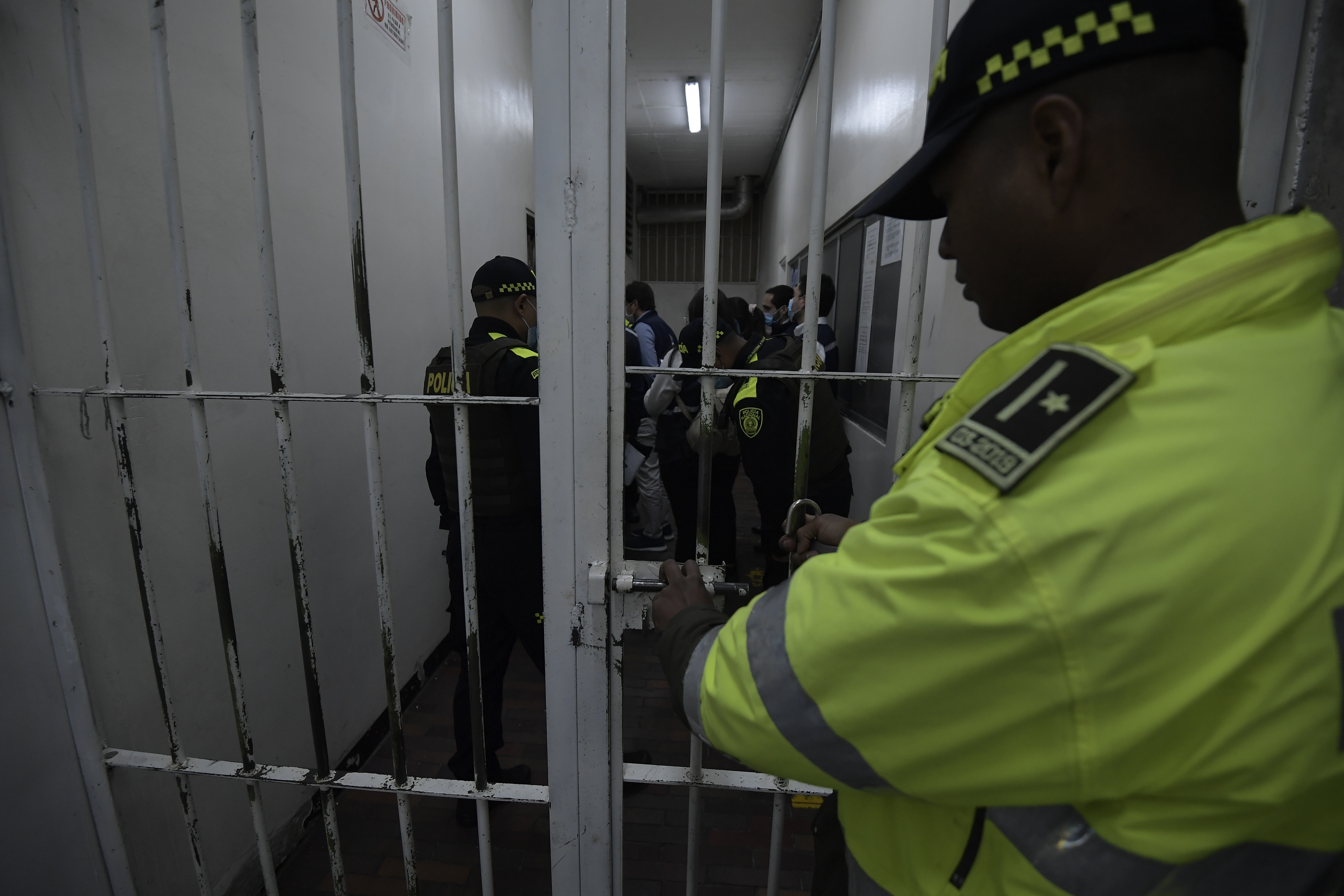 La Corte Constitucional realizó una inspección judicial a estaciones de policía del sur de Bogotá para poner en evidencia la crítica situación de la población privada de la libertad. Esta es la primera de varias visitas que se realizarán en el territorio nacional.
