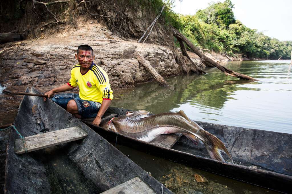 Indígena Macuna pescando sobre el río Apaporis para alimento diario de su familia.
