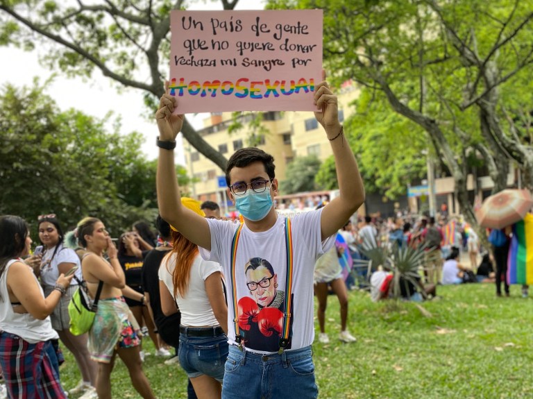 Es ridículo prohibir que las personas LGBT donen sangre