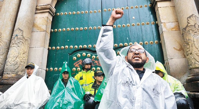 La igual que el martes, los profesores se tomaron ayer el centro de Bogotá para protestar contra el Gobierno. / Óscar Pérez