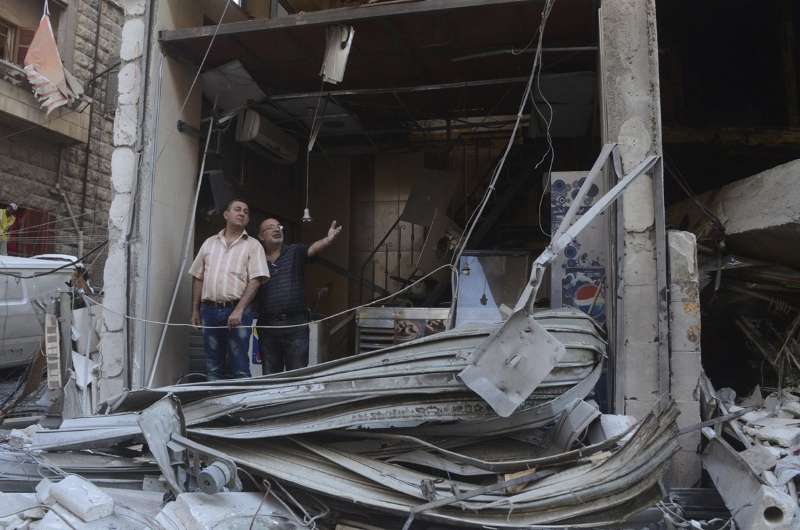 SIR05 ALEPO (SIRIA), 11/07/2016.- Fotografía facilitada por la agencia de noticias estatal siria, SANA, que muestra a dos personas inspeccionando una residencia tras el disparo de cohetes por parte de grupos islámicos y bombardeos de aviones de guerra en la provincia Alepo, Siria, hoy 11 de julio de 2016. Al menos ocho personas fallecieron y más de 80 resultaron heridas por ataques de "organizaciones terroristas" en barrios residenciales en Alepo. EFE/- SÓLO USO EDITORIAL/PROHIBIDA SU VENTA