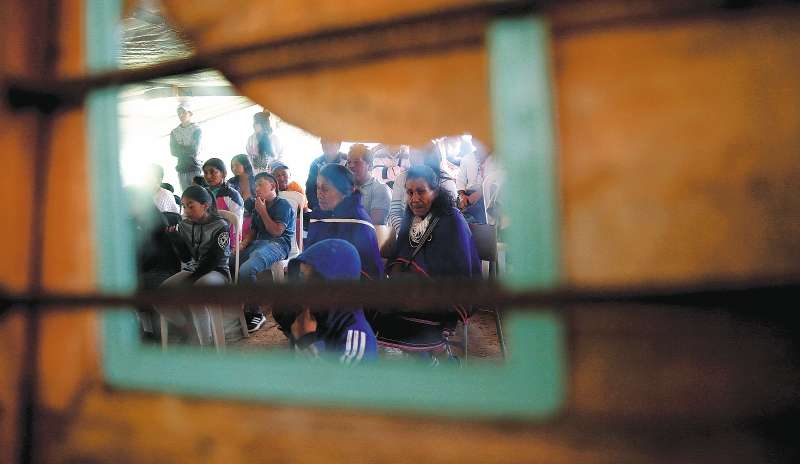 ACOMPAA CRNICA: COLOMBIA CONFLICTO***AME4110. CALDONO (COLOMBIA), 19/03/2021.- IndÌgenas asisten al sepelio de JosÈ Huberth Tumbo, el 19 de marzo de 2021 en el corregimiento de Pueblo Nuevo, municipio de Caldono, Cauca (Colombia). Cuando enterraron a JosÈ Huberth Tumbo, el cielo se cerrÛ de golpe y rompiÛ a llover. Pareciera como si el clima le diera la razÛn al pueblo nasa que rechazaba la violencia que acabÛ con la vida de este joven indÌgena encontrado el pasado martes en Argelia, en el suroeste de Colombia. Argelia, que hasta la firma del acuerdo de paz en 2016 estaba bajo control de las FARC, es el tercer municipio m·s atacado del paÌs. EFE/ Ernesto Guzm·n Jr