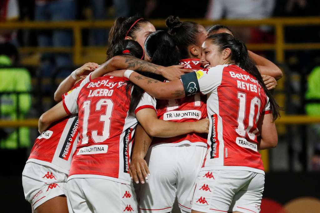-FOTODELDÍA- AME5556. BOGOTÁ (COLOMBIA), 08/10/2023.- Jugadoras de Santa Fe celebran un gol contra Club Universitario de Deportes durante un partido de la Copa Libertadores Femenina hoy, en el estadio de techo en Bogotá (Colombia). EFE/ Carlos Ortega