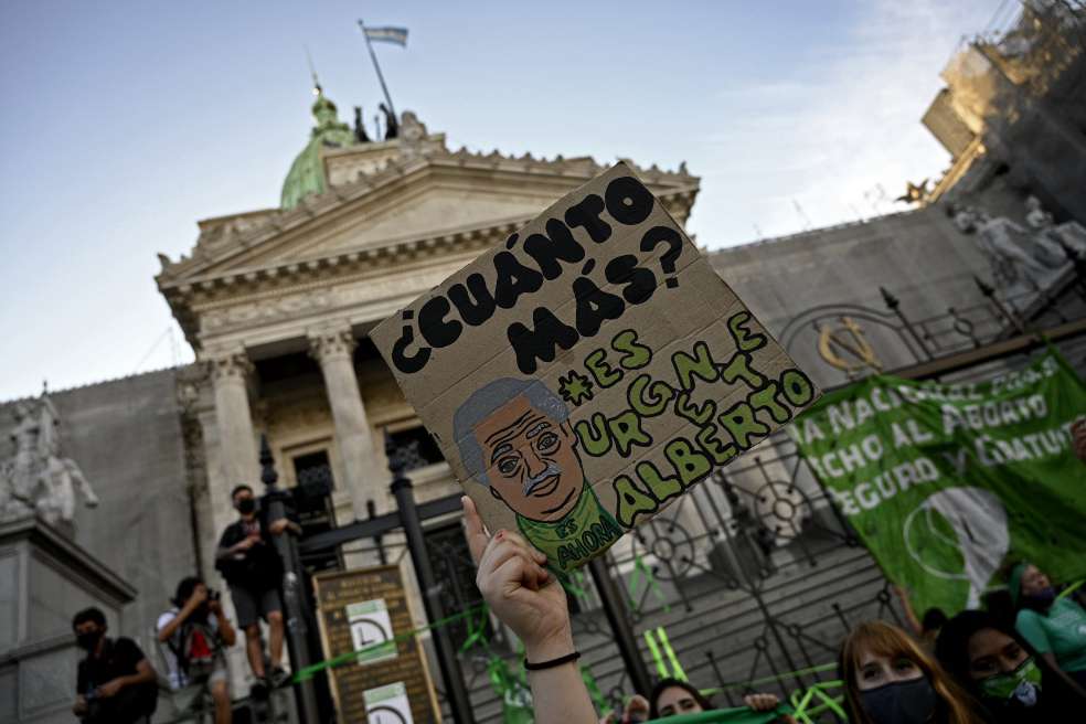 Cientos de mujeres se reunieron a las afueras del Congreso argentino para exigir la legalización del aborto.