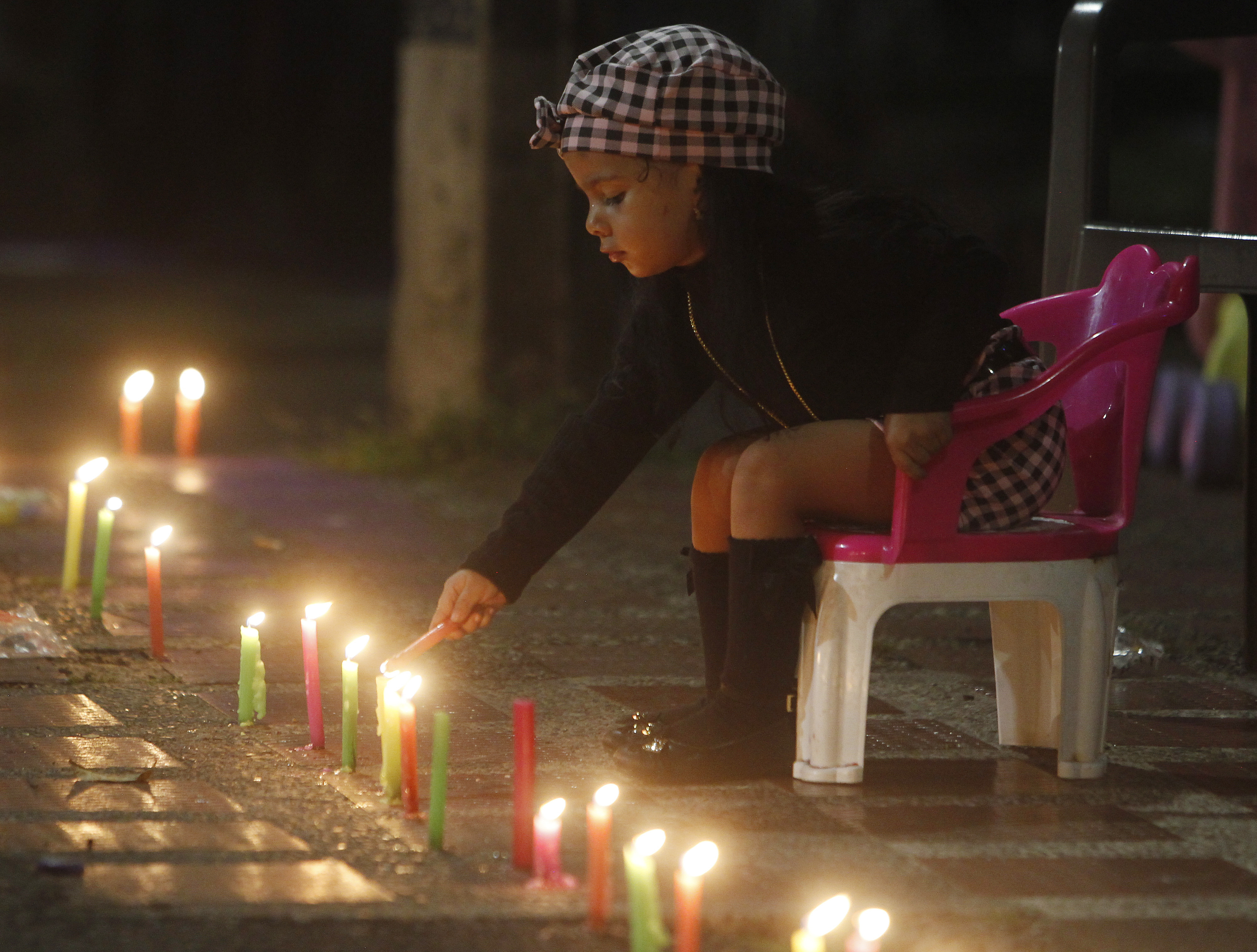 MED108 -MEDELLÍN(COLOMBIA), 07/12/2023. Una niña enciende una vela durante la tradicional noche de las velitas hoy, en Medellín (Colombia). Esta costumbre colombiana celebra el día de la Inmaculada Concepción y marca el inicio de las conmemoraciones navideñas. EFE/Luis Eduardo Noriega Arboleda