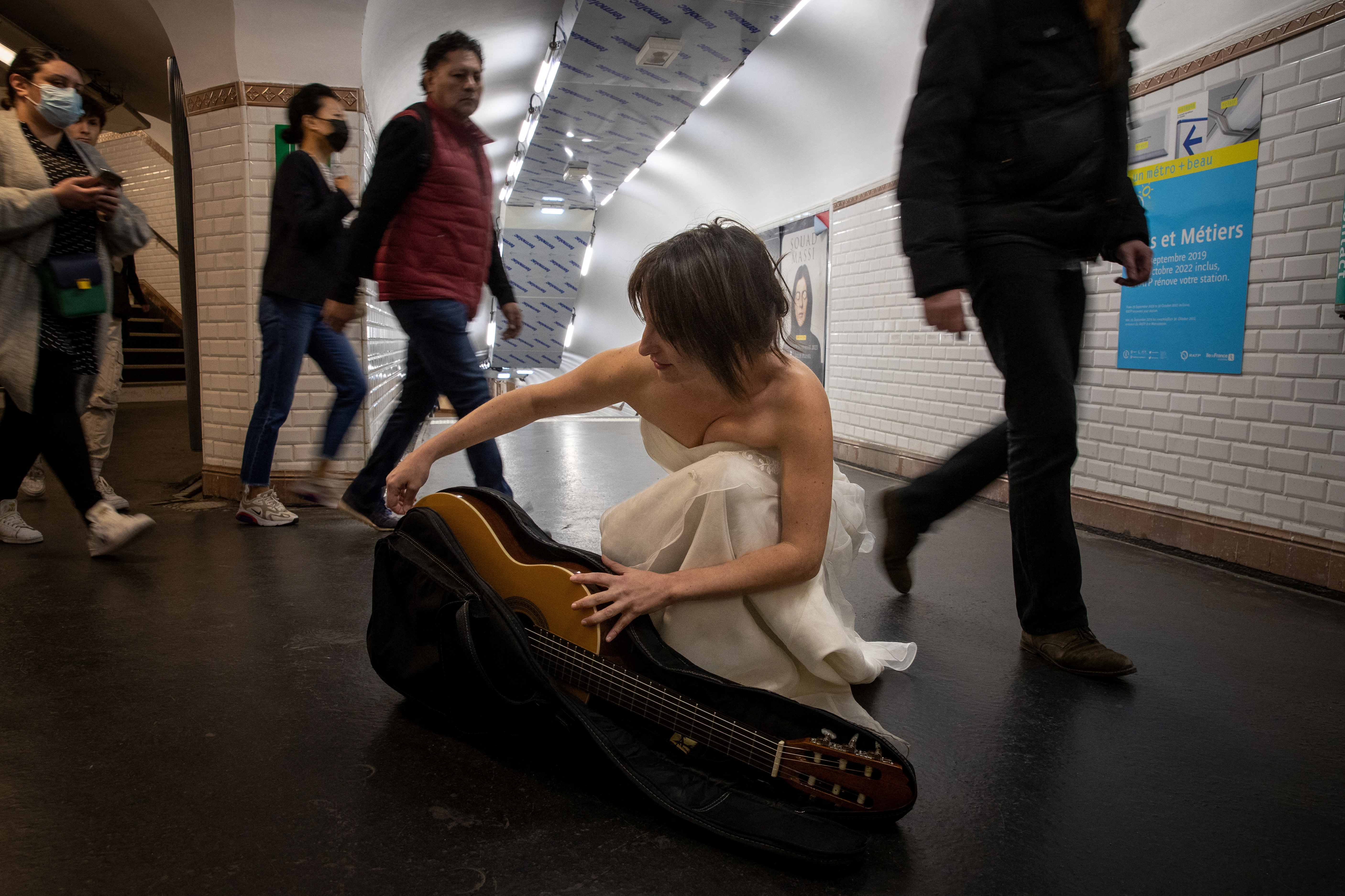 Eli Jadelot, con un vestido de novia, se presenta en la estación de metro  Arts et Metiers  de París.
