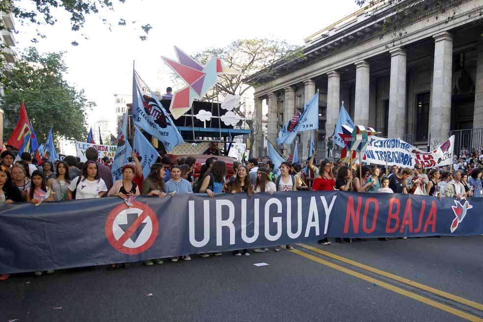 Marchas en Montevideo días antes de las elecciones en las que también se votará un proyecto que busca rebajar de 18 a 16 años la edad penal. / AFP
