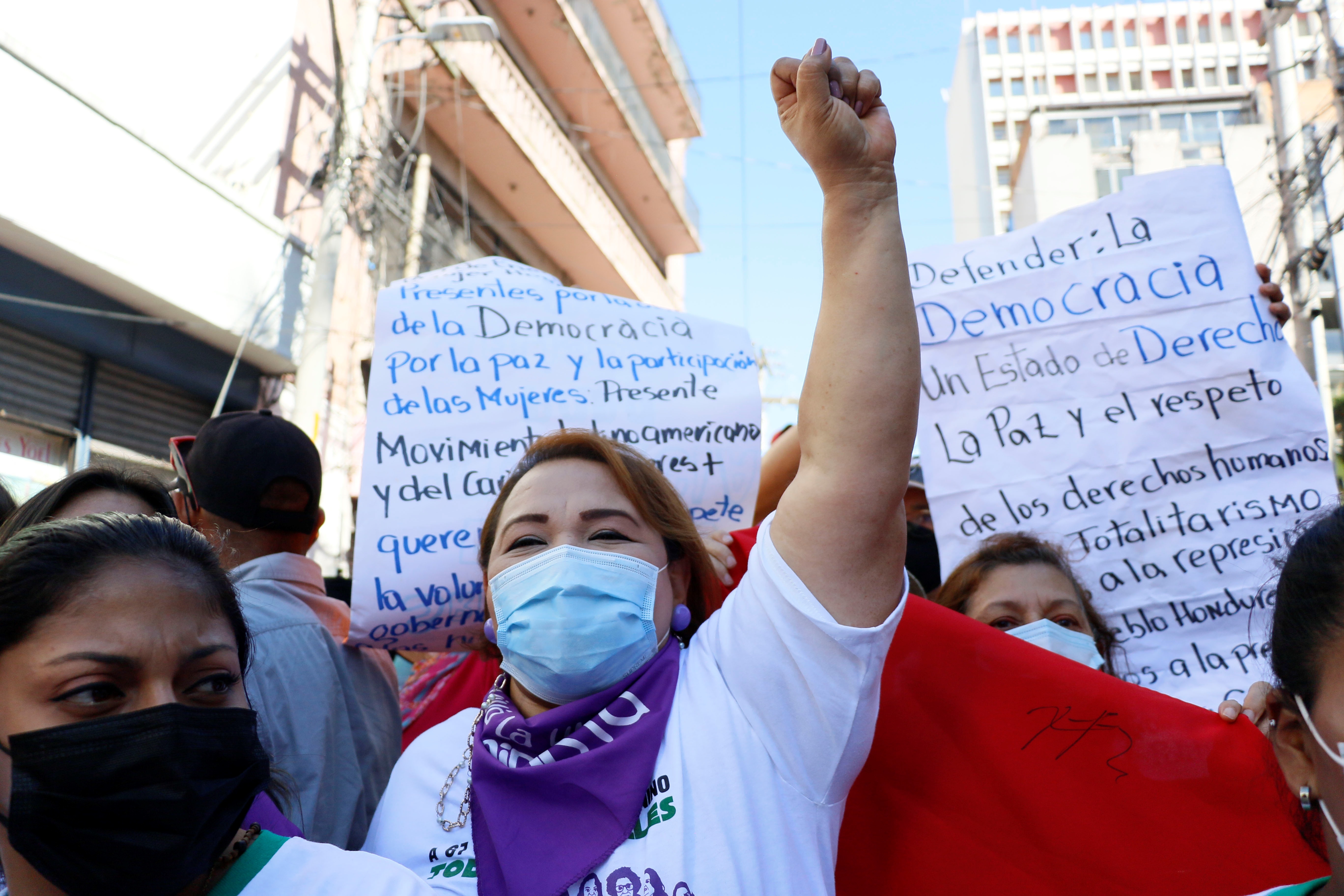 AME1081. TEGUCIGALPA (HONDURAS), 25/01/2022.- Varias mujeres participan de una celebraciones por el Día de la mujer hondureña, hoy, afuera del Congreso Nacional, en Tegucigalpa (Honduras). Organizaciones feministas conmemoran el "Día de la mujer hondureña" exigiendo el fin de la violencia que les afecta en su país, donde más de 300 murieron violentamente en 2021. EFE/ Humberto Espinoza