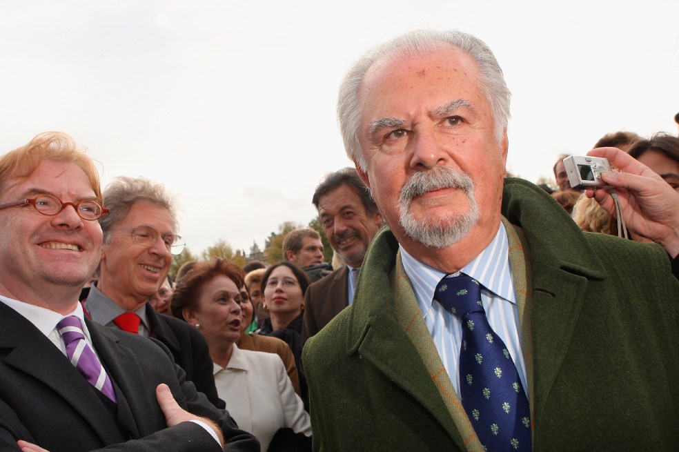 Convertido ya en uno de los artistas vivos más cotizados del mundo, Botero no ha dejado nunca, sin embargo, de alzar la voz contra la injusticia y de mantener su arte en línea con la realidad histórica y social.