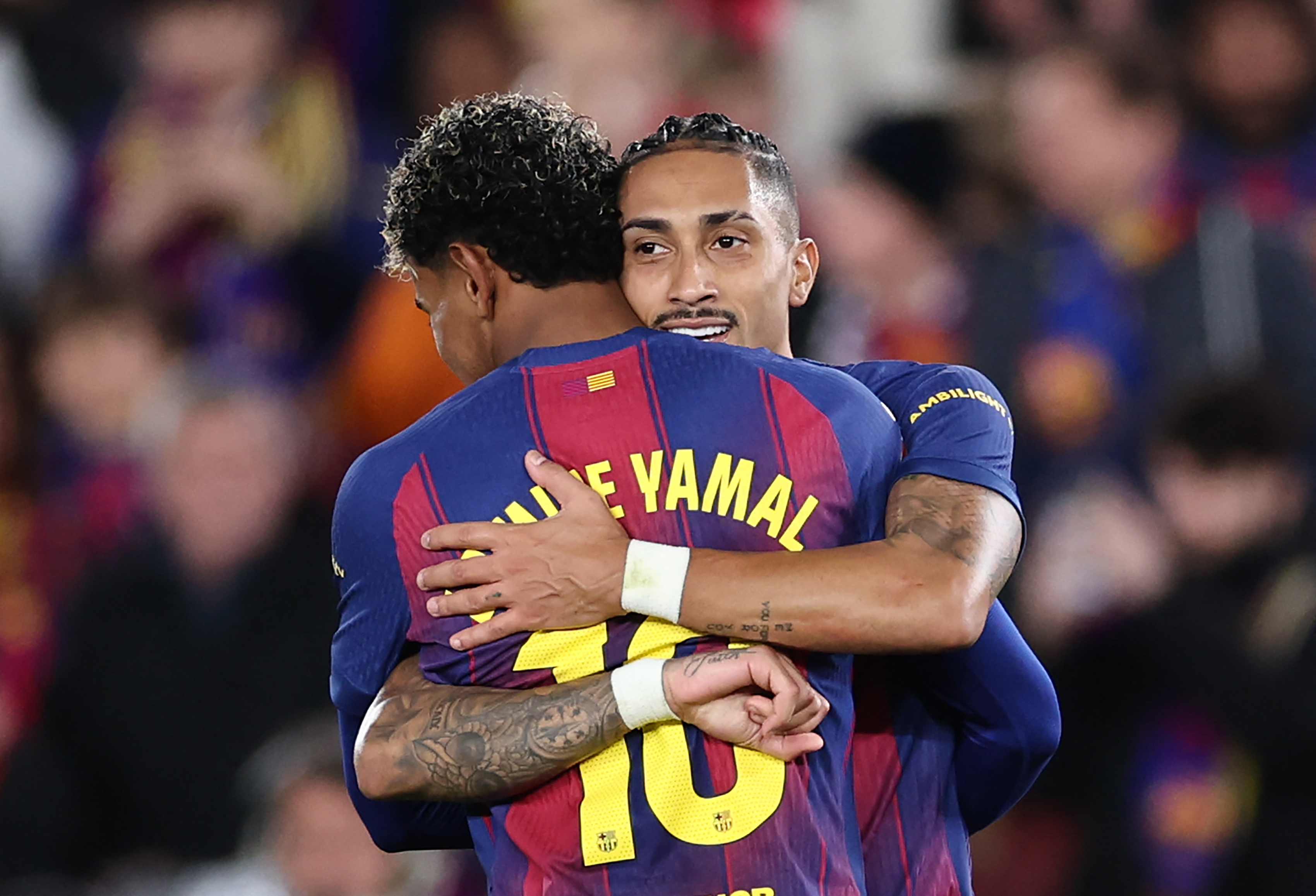 Raphinha celebra con Lamine Yamal uno de los goles con los que Barcelona venció 2-0 a Osasuna en La Liga EA Sports 2025/26.