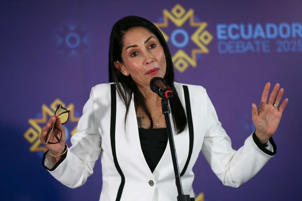 AME2120. QUITO (ECUADOR), 23/03/2025.- La candidata opositora del correísmo, Luisa González, habla al finalizar el único debate entre candidatos antes de la segunda vuelta de las presidenciales en el país andino, este domingo en Quito (Ecuador). EFE/ José Jácome