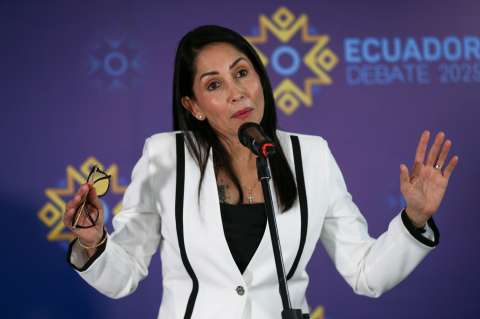 González dice que reconocería a Maduro y deportaría venezolanos si gana en Ecuador