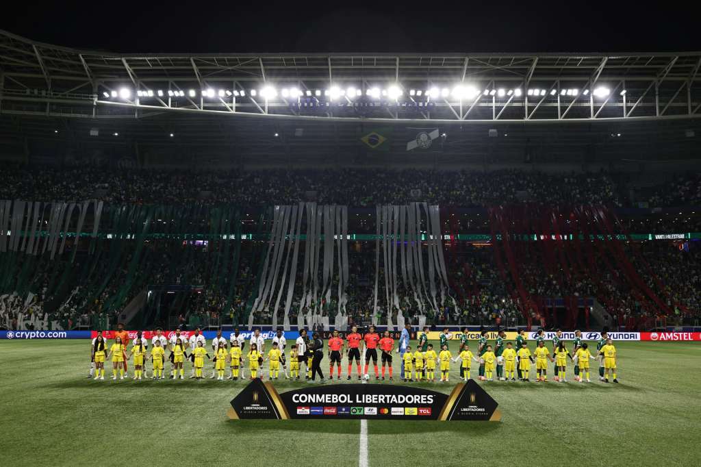 AMDEP8491. SAO PAULO (BRASIL), 30/10/2025.- Jugadores de Palmeiras y LDU Quito forman este jueves, previo al partido de vuelta por la semifinal de la Copa Libertadores entre Palmeiras y LDU Quito en el estadio Allianz Parque, en Sao Paulo (Brasil). EFE/ Isaac Fontana
