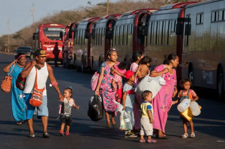 Afectados en Paraguachón por cierre de frontera marchan y exigen presencia de Santos