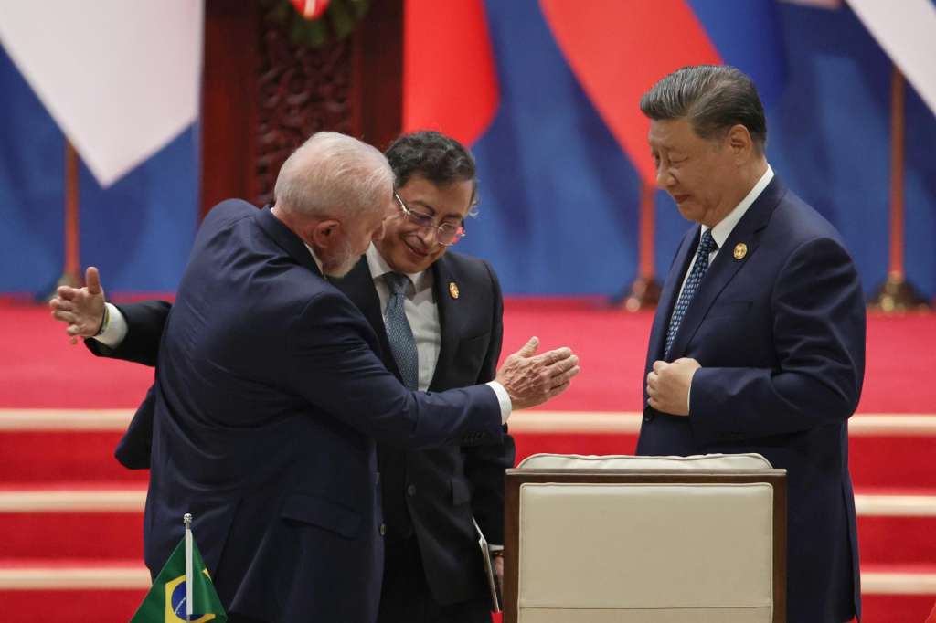 Beijing (China), 13/05/2025.- Colombian President Gustavo Petro (C) greets Brazilian President Luiz Inacio Lula Da Silva (L) in presence of Chinese President Xi Jinping during the opening ceremony of the Fourth Ministerial meeting of the Forum of China and the Community of Latin American and Caribbean (CELAC) countries, in Beijing, China, 13 May 2025. EFE/EPA/ANDRES MARTINEZ CASARES
