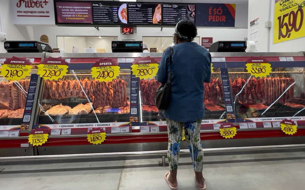 AME523. SAO PAULO (BRASIL), 11/04/2023.- Una mujer compra en un mercado, hoy en Sao Paulo (Brasil). La inflación en Brasil continúa con una tendencia a la baja y se ubicó en marzo pasado en el 4,65 % internanual frente al 5,60 % registrado el mes anterior, informó este martes la oficina de estadísticas del Gobierno. EFE/Sebastião Moreira