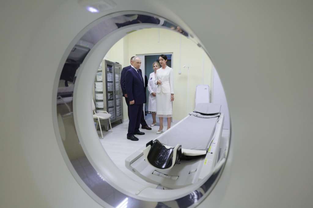 KURILSK (Russian Federation), 13/08/2026.- Russian President Vladimir Putin (L) visits the Kuril District Central Hospital in Kurilsk, Sakhalin region, Russia, 13 August 2026. (Rusia) EFE/EPA/GAVRIIL GRIGOROV / SPUTNIK / KREMLIN POOL MANDATORY CREDIT