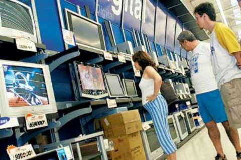Confianza del consumidor en economía se mantiene débil frente a 2014