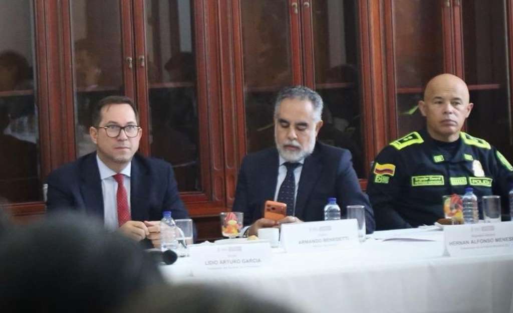Reunión entre el presidente del Senado, Lidio García, el Ministro del Interior, Armando Benedetti y el brigadier general Hernán Alonso Meneses.
