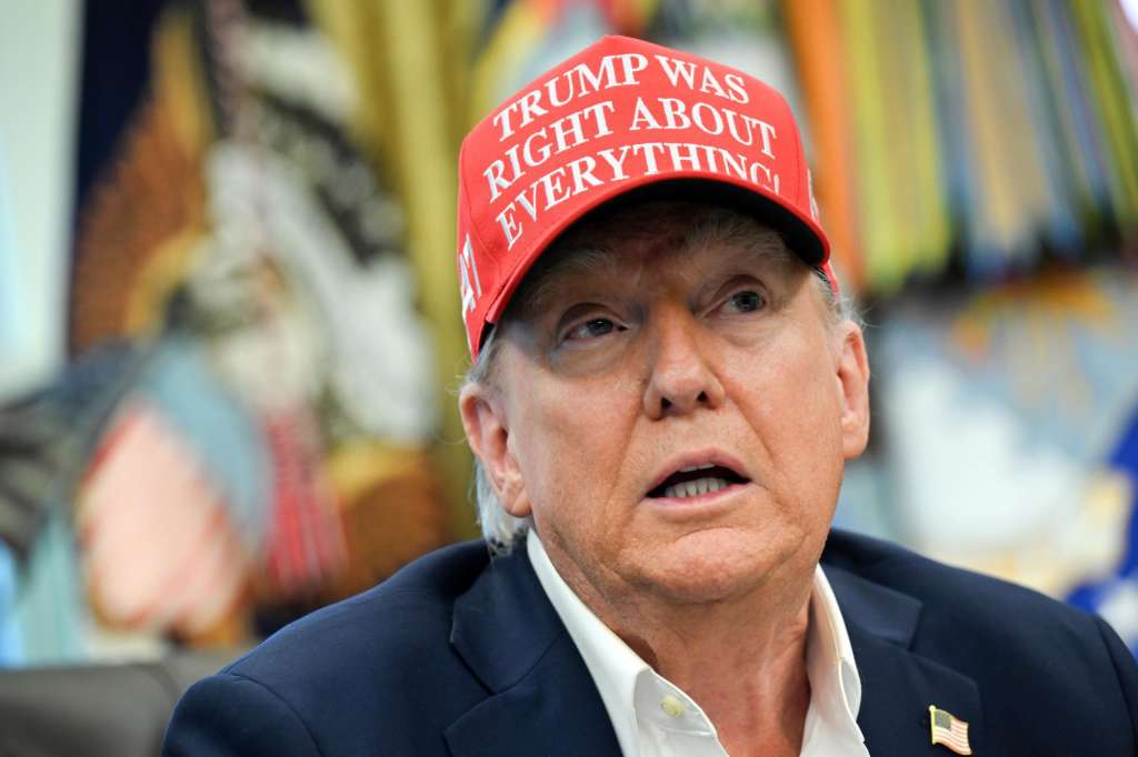WASHINGTON (United States), 22/08/2025.- US President Donald Trump announces the 2026 FIFA World Cup draw will be held at the Kennedy Center in December 2025, in the Oval Office of the White House in Washington, DC, USA, 22 August 2025. The 2026 FIFA World Cup, coming to North America next summer will be the first World Cup with three host countries in the U.S., Canada and Mexico, and it will be the first to feature a 48-team field. EFE/EPA/ANNABELLE GORDON / POOL