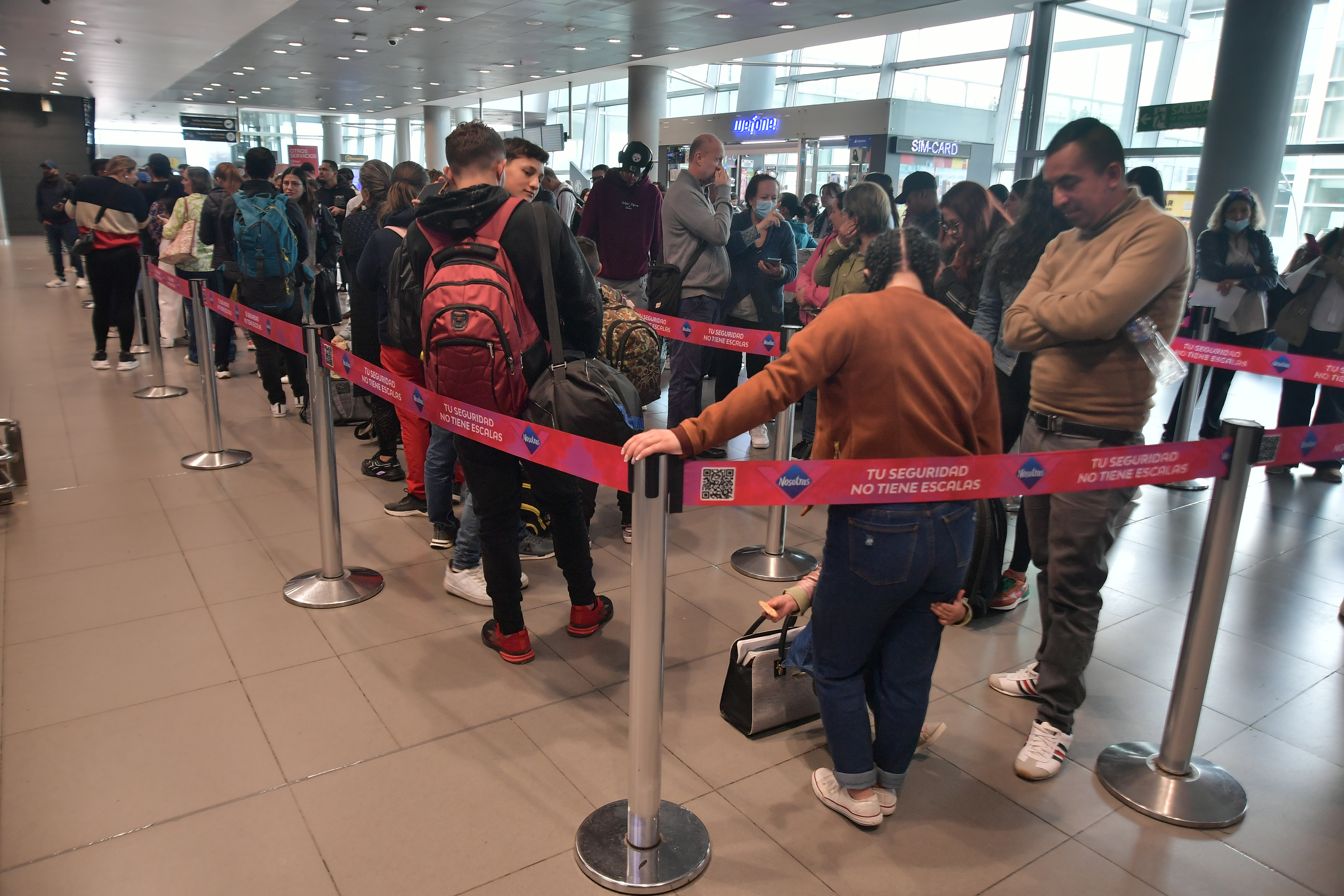Viajeros hacen fila en el aeropuerto El Dorado por la suspensión de la operación comercial de la aerolínea Ultra Air.