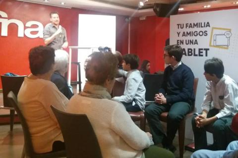 Niños de 12 años enseñan robótica a ancianos mayores de 70