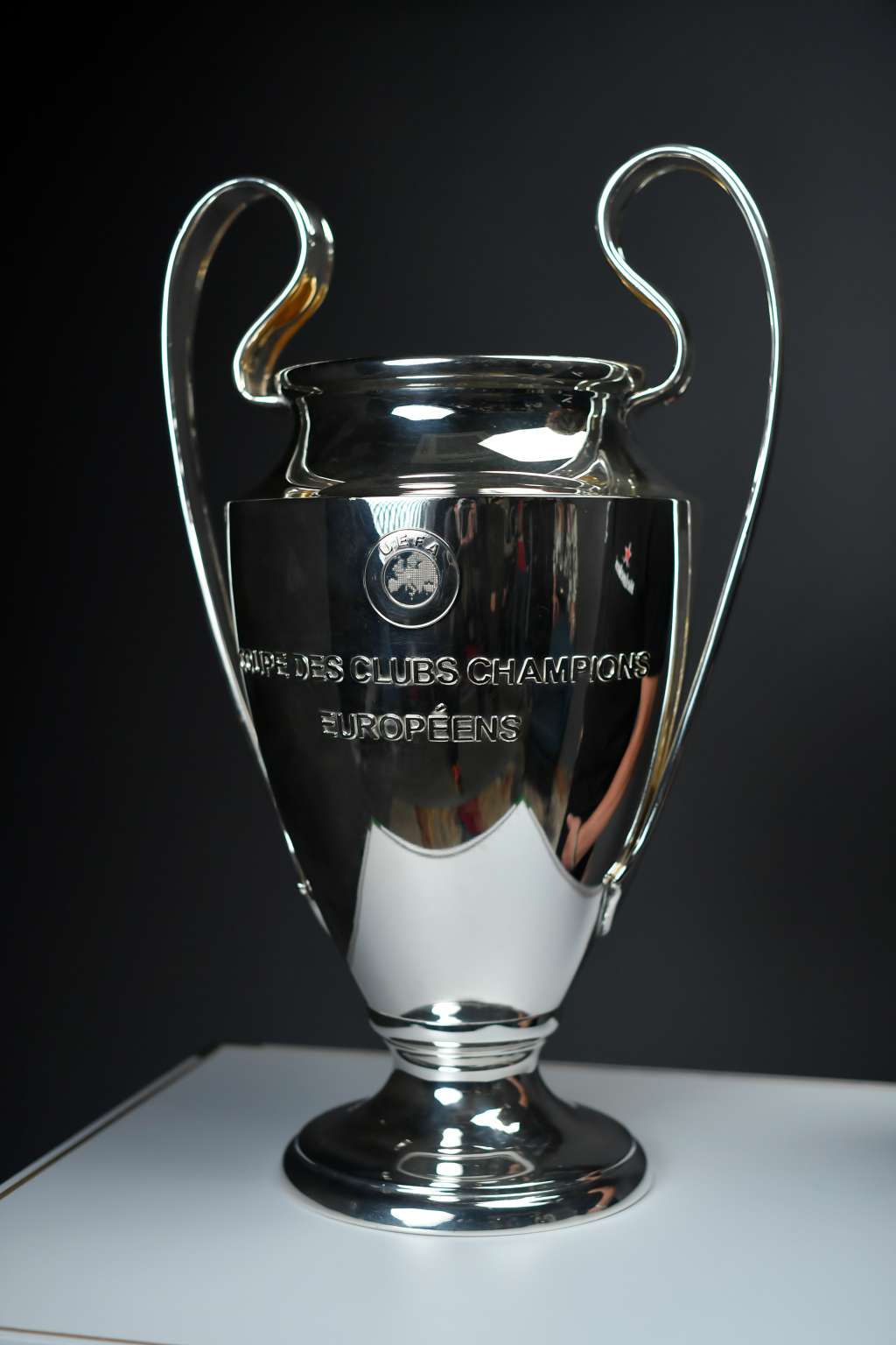 Exjugador de futbol español que jugo en el Barcelona, trajo junto a Heineken el trofeo de la Champions League a Bogotá