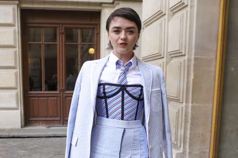 “Arya” de Games of Thrones sigue en Bogotá: también compró ropa de segunda mano