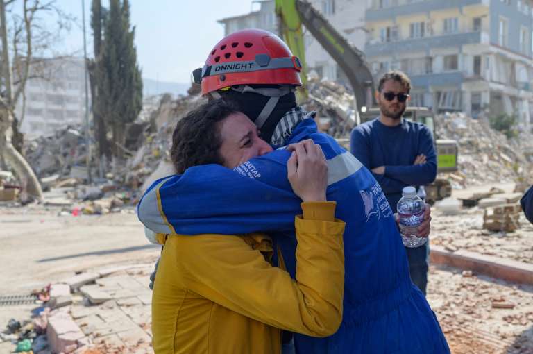 Desde que el sismo de magnitud 7,8 sacudió la región el pasado 6 de febrero, dejando más de 45.000 muertos en Turquía y Siria, cientos de gatos, perros, conejos y pájaros siguen atrapados bajo los escombros que dejó el devastador terremoto.