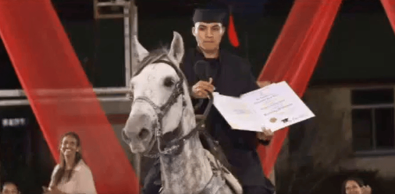 Joven se graduó a caballo
