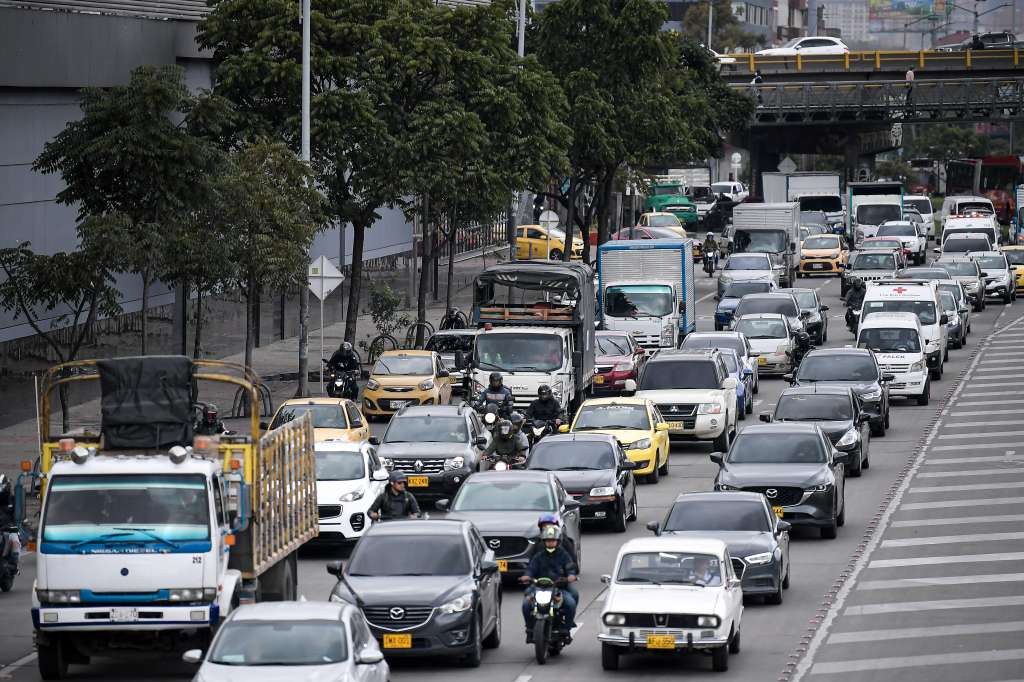Trancones en Bogotá, y vehículos con placas en mal estado.