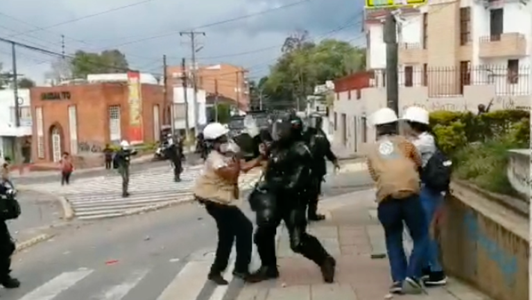 En video: El patrullero Esmad que golpeó en la cara a líder social en Popayán