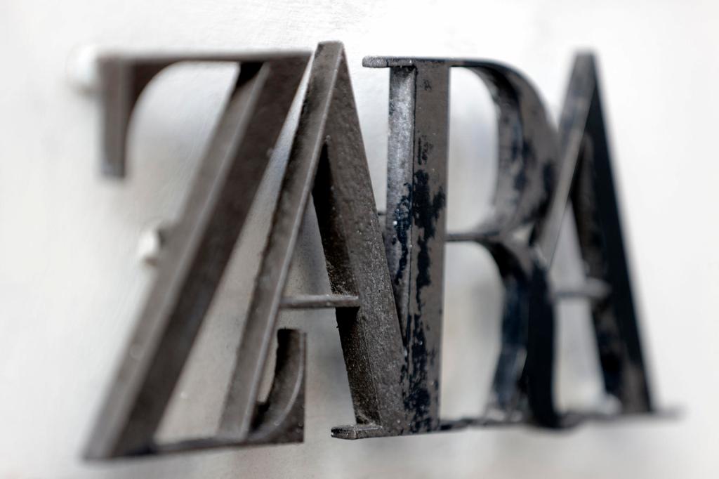 A CORUÑA, 16/01/2026.- Logotipo en la tienda de Zara que cerrará el 30 de enero, situada en la calle Juan Flórez de A Coruña. Se trata de la primera tienda que abrió Amancio Ortega en la historia de Inditex. EFE/Cabalar