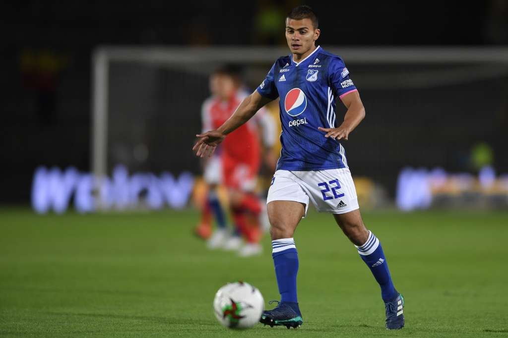 Futbolista colombiano que juega como volante de Millonarios, en el partido ante Santa Fe por la fecha 19 de la  Liga Águila II 2019.