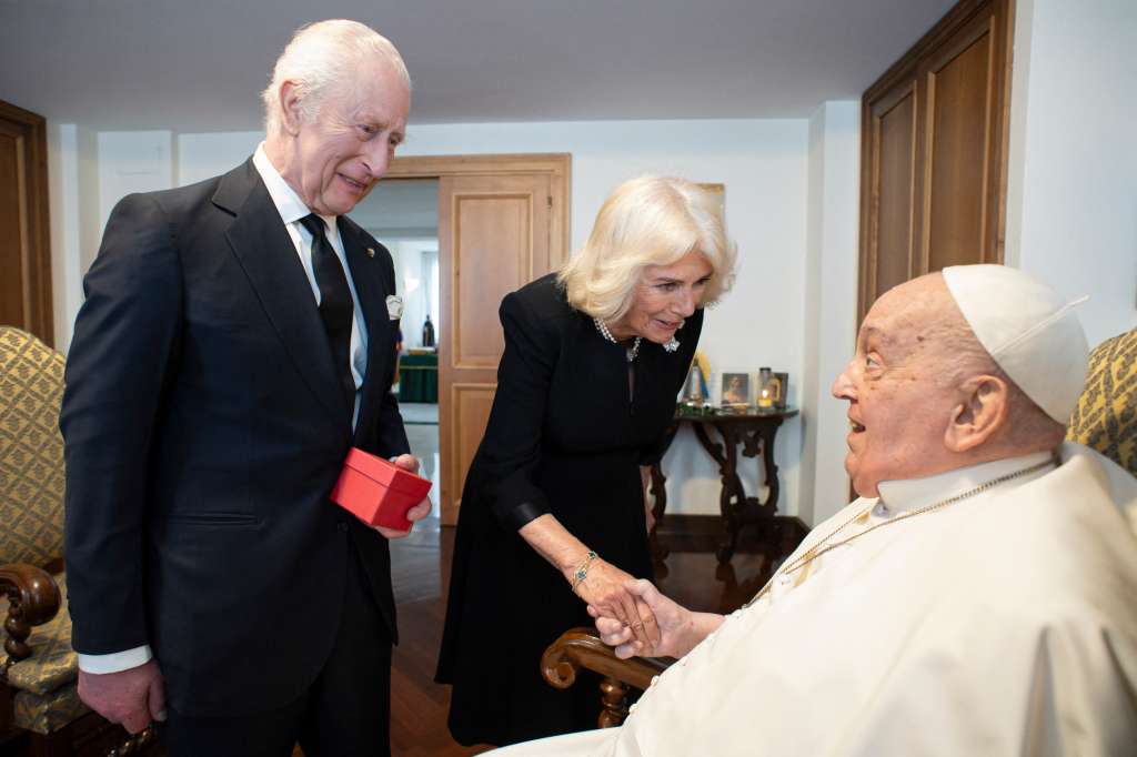 Carlos III y Camilla en su visita privada al papa Francisco, durante su aniversario de bodas.