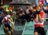 Thymen Arensman resistió la persecución de Pogacar y Vingegaard y ganó la etapa 19